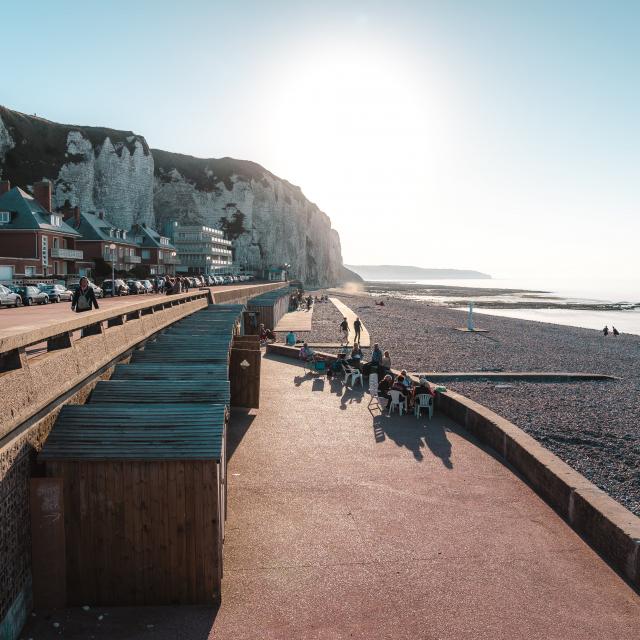 Vue sur la plage de Dieppe et ses cabines en bois