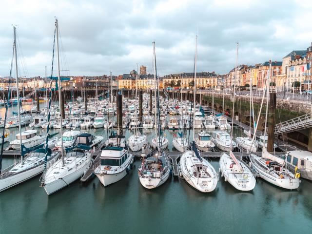 Vue sur le port de Plaisance de Dieppe et ses bâteaux