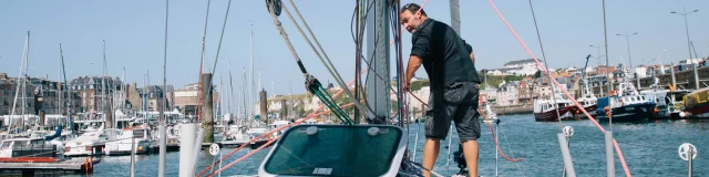Moniteur prépaprant le départ d'un voilier dans le port de Dieppe