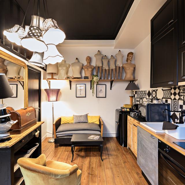 Séjour de la location, des mannequins de couture décorent la pièce