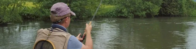 Homme pêchant en eau douce à la Varenne