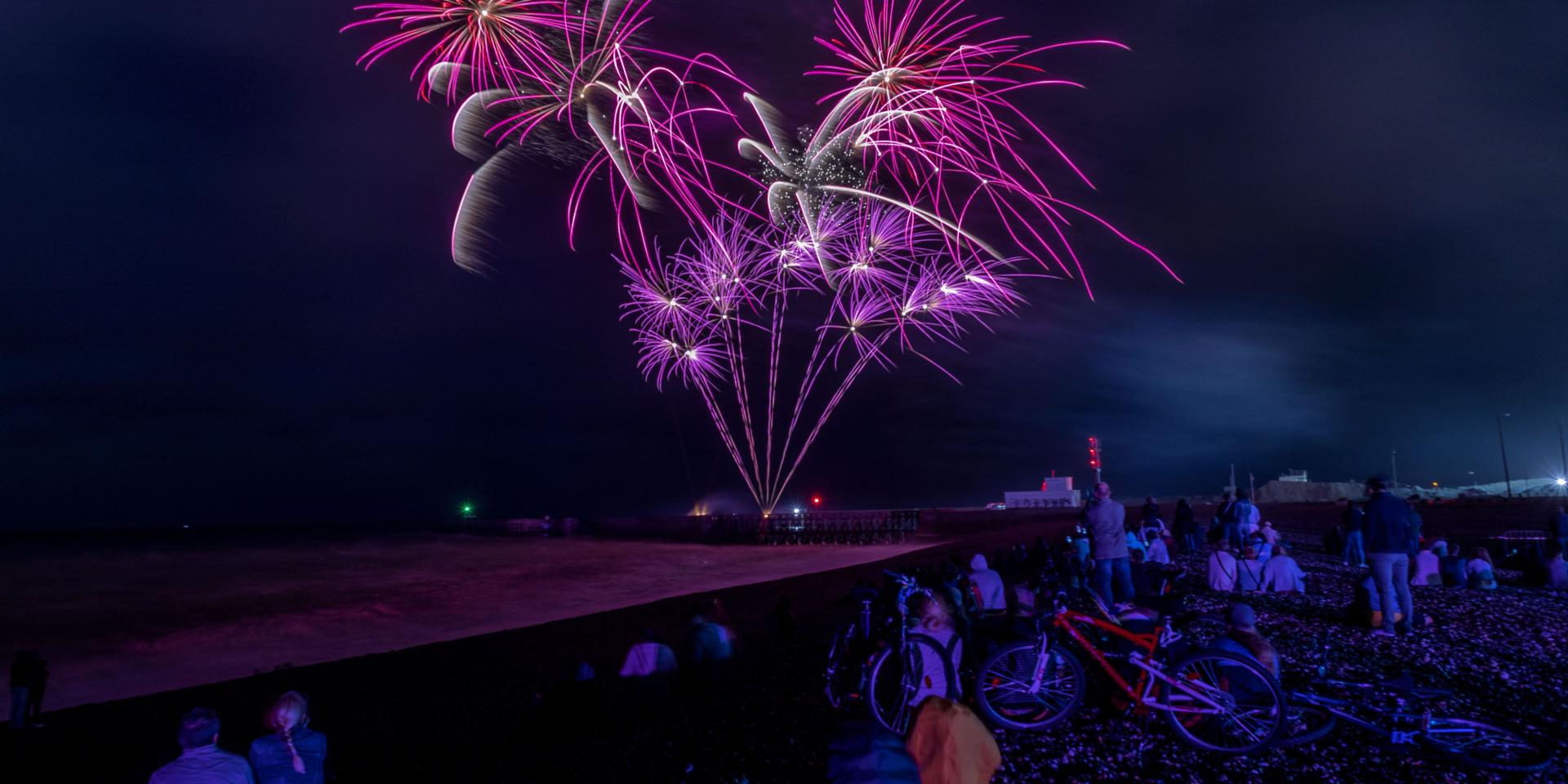 Vue sur le feu d'artifice depuis la plage de Dieppe