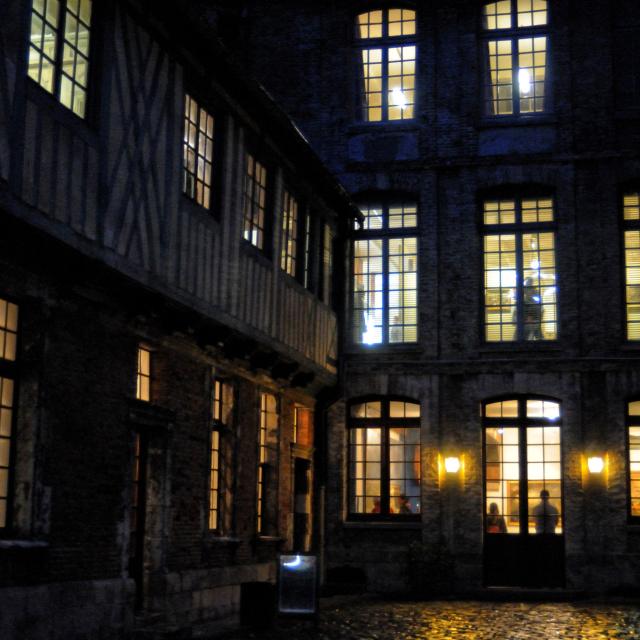 Vue sur les fenêtres extérieures depuis la cour du château la nuit