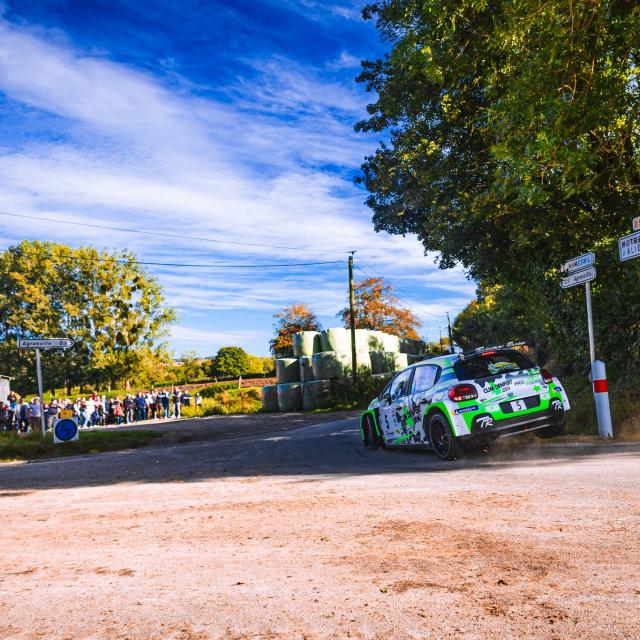 Une voiture de rallye sur une route de campagne normande