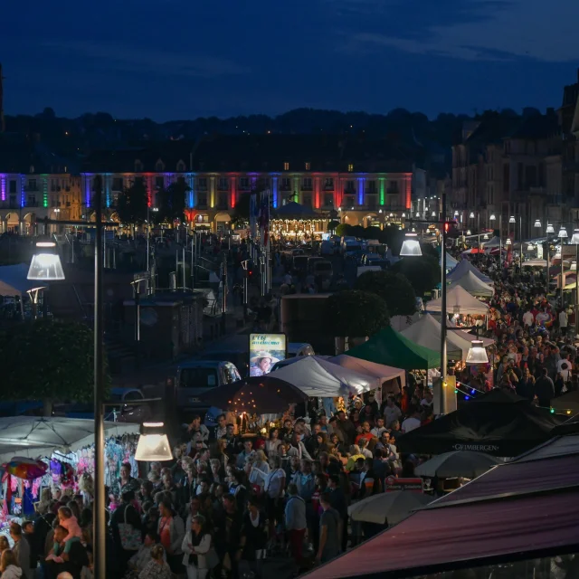 Le quai de Dieppe empli de visiteurs de nuit à l'occasion d'un marché nocturne