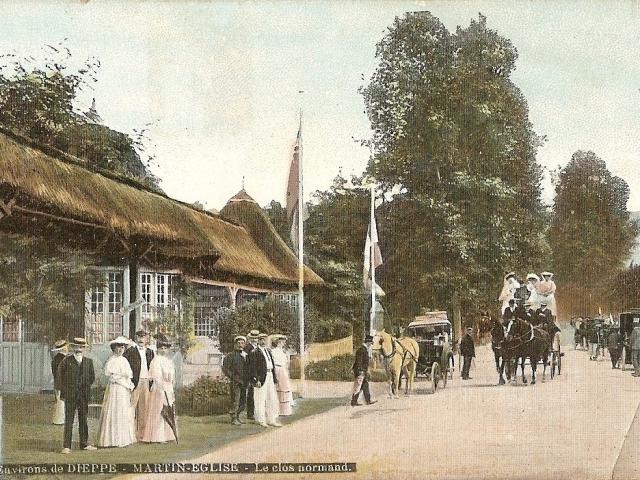 Des hommes et femmes en habits Belle Epoque, des calèches tirées par des chevaux, devant une auberge au toit de chaume