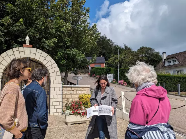 Guide montrant un ouvrage à des visiteurs devant le mémorial de Petit-Caux