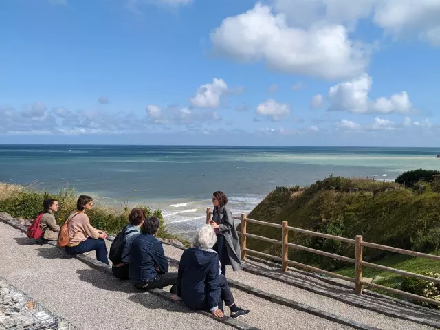 Petit groupe de 5 personnes écoutant une guide sur les falaises de Petit-Caux