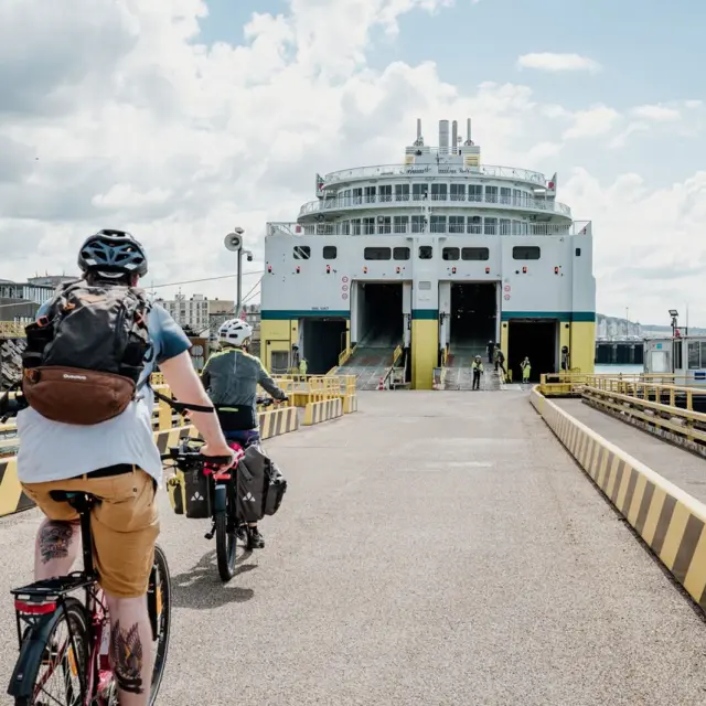 Un groupe de cyclistes entre dans le ferry de Dieppe à Newheaven