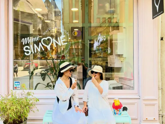 Deux clientes dégustent une glace devant la boutique artisanale Mémé Simone dans le centre-ville de Dieppe.