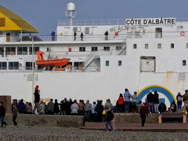Ferry Transmanche au terminal du port de Dieppe, avec des visiteurs rassemblés sur le quai pour assister à son arrivée ou à son départ.