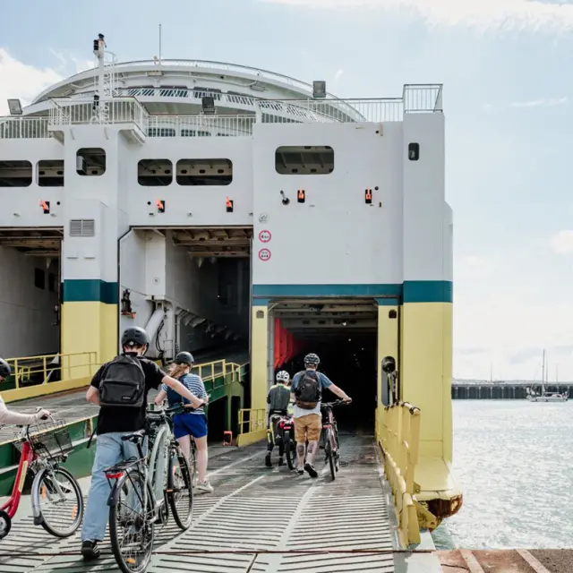 Cyclistes embarquant à bord du ferry Transmanche dans le port de Dieppe pour rejoindre Newhaven, illustrant un voyage à vélo entre la France et l’Angleterre.