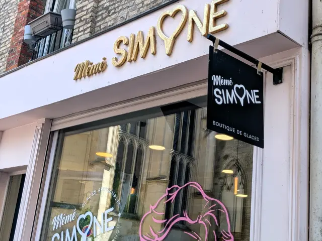 Façade de la boutique de glaces artisanales Mémé Simone à Dieppe, avec le reflet d’une église dans la vitrine.