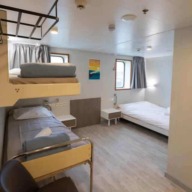 Cabine du ferry Transmanche aménagée avec plusieurs couchages, pour se reposer durant la traversée entre Dieppe et Newhaven.