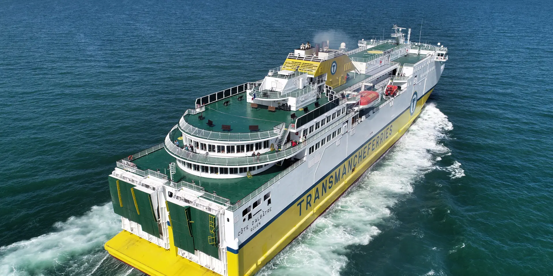 Ferry Transmanche naviguant sur la Manche lors de la liaison maritime entre Dieppe et Newhaven.