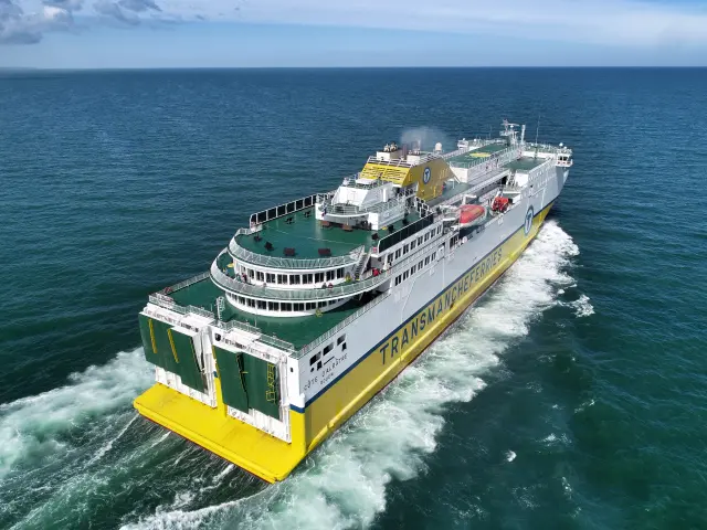 Ferry Transmanche naviguant sur la Manche lors de la liaison maritime entre Dieppe et Newhaven.