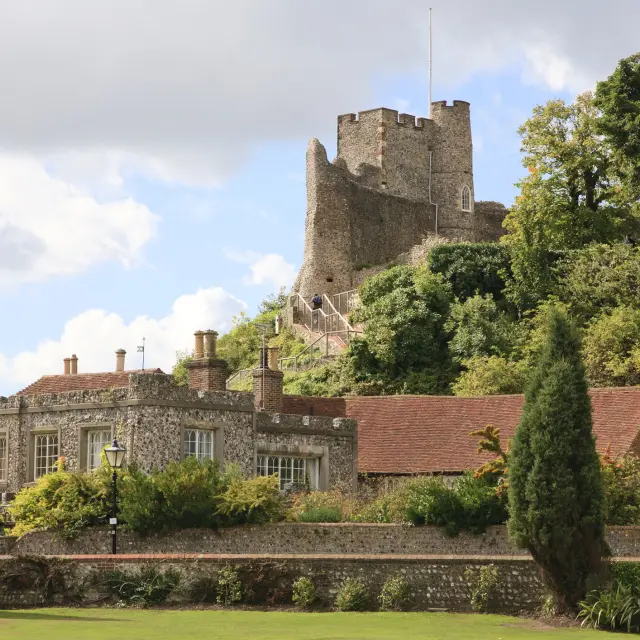 Lewes Castle domine les bâtiments historiques et les jardins verdoyants de la ville depuis sa colline.